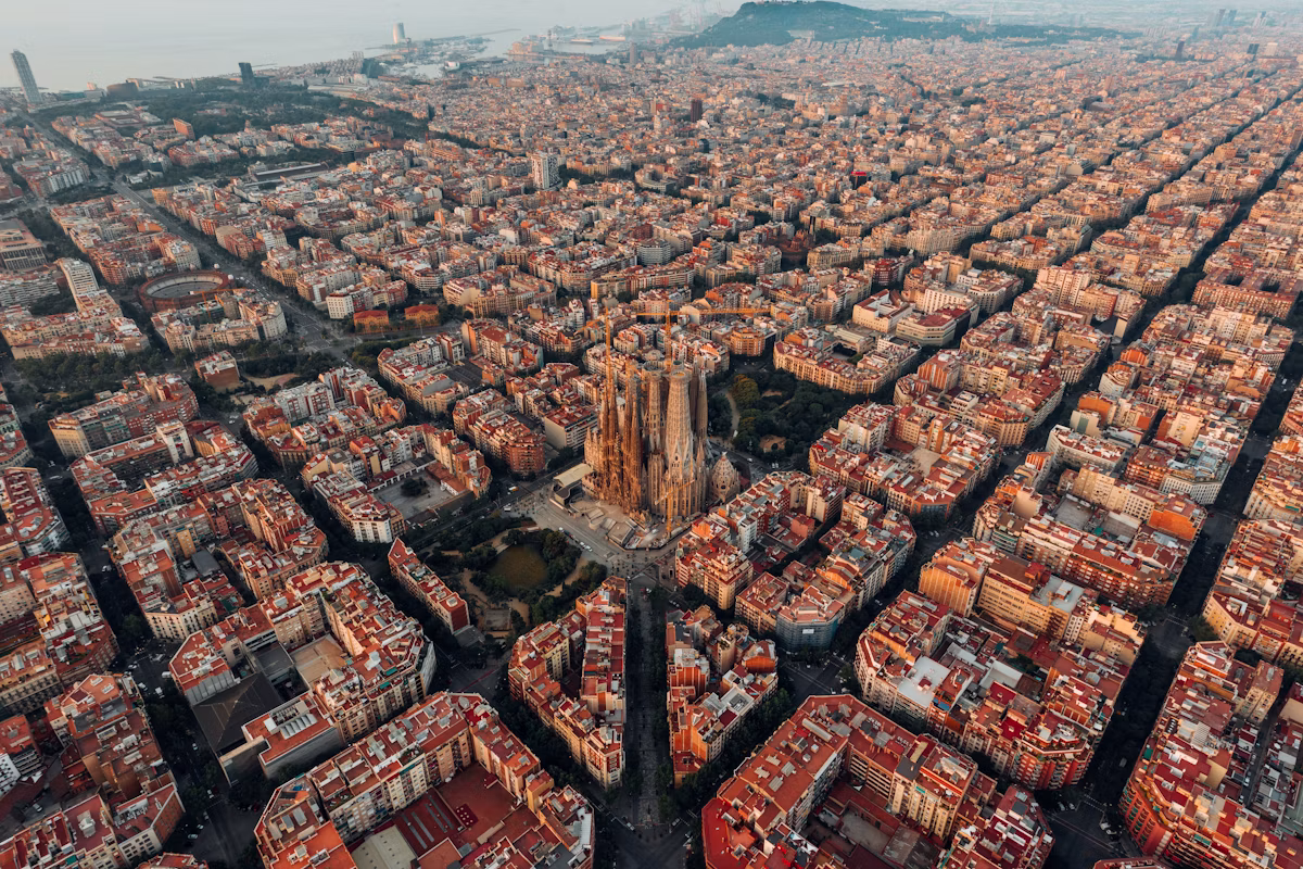 Barcelona panorámája a Sagrada Famíliával